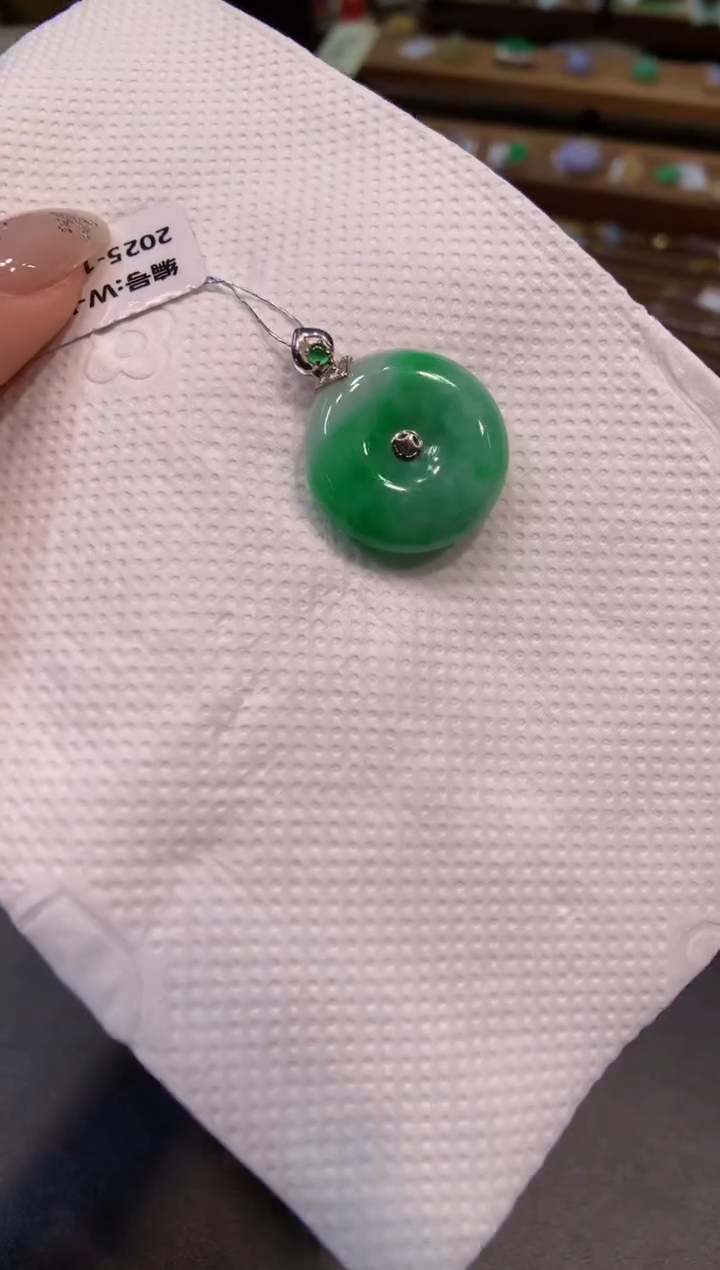 颈饰18K金镶嵌翡翠平安扣