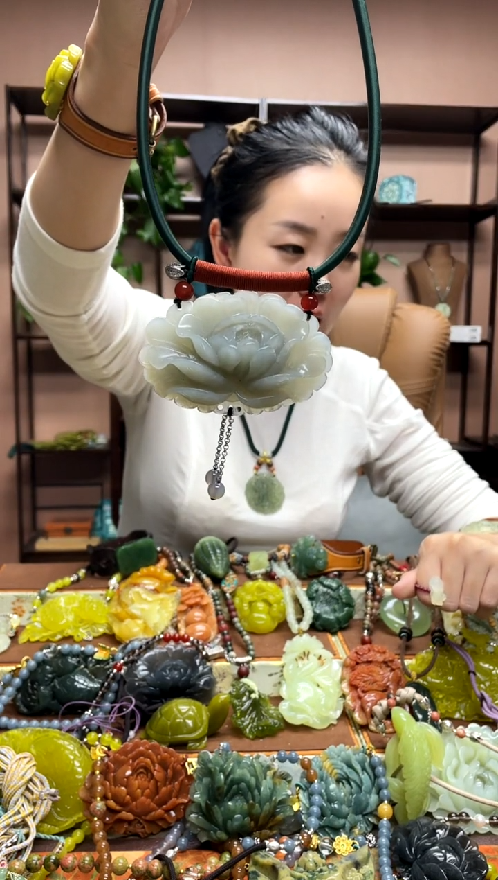 未镶嵌岫玉颈饰·