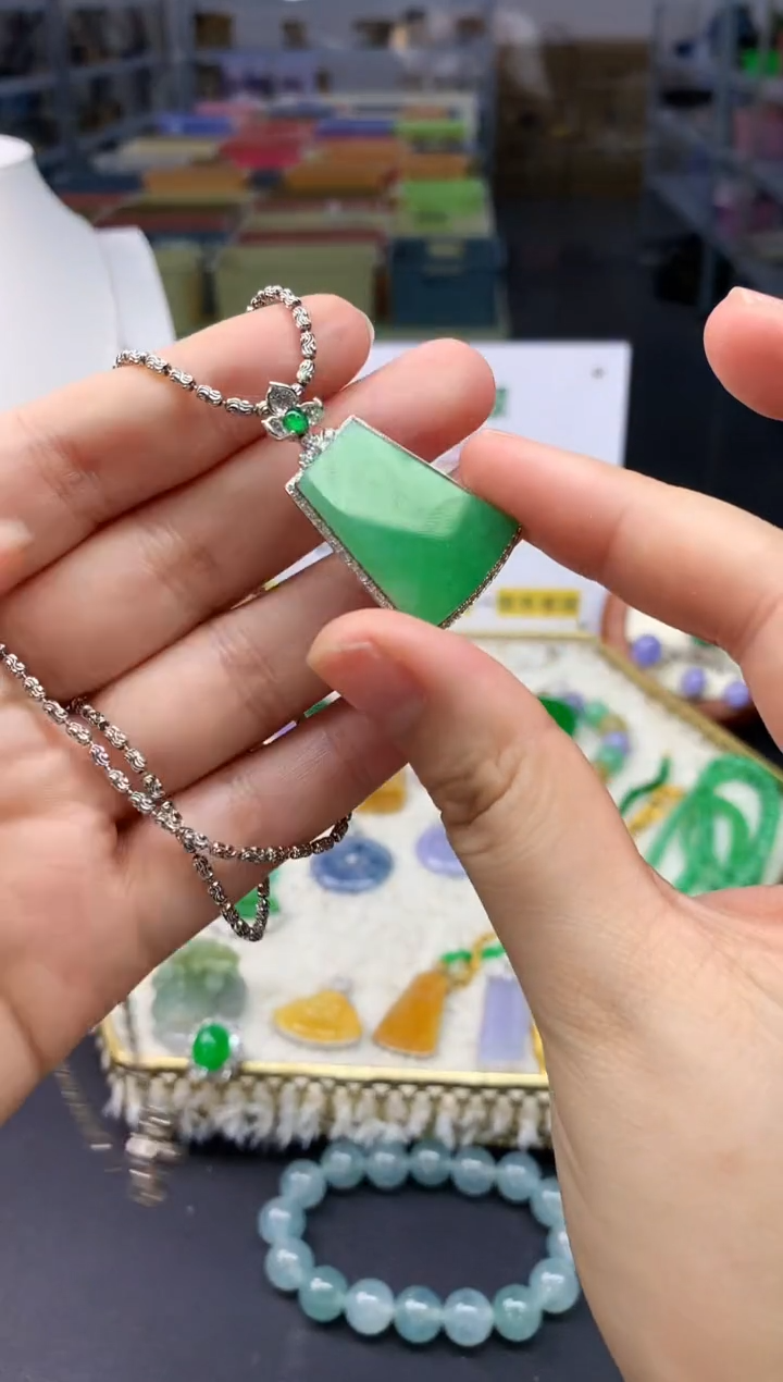 【闪购商品】翡翠颈饰18K金镶嵌翡翠无事牌|不退不换