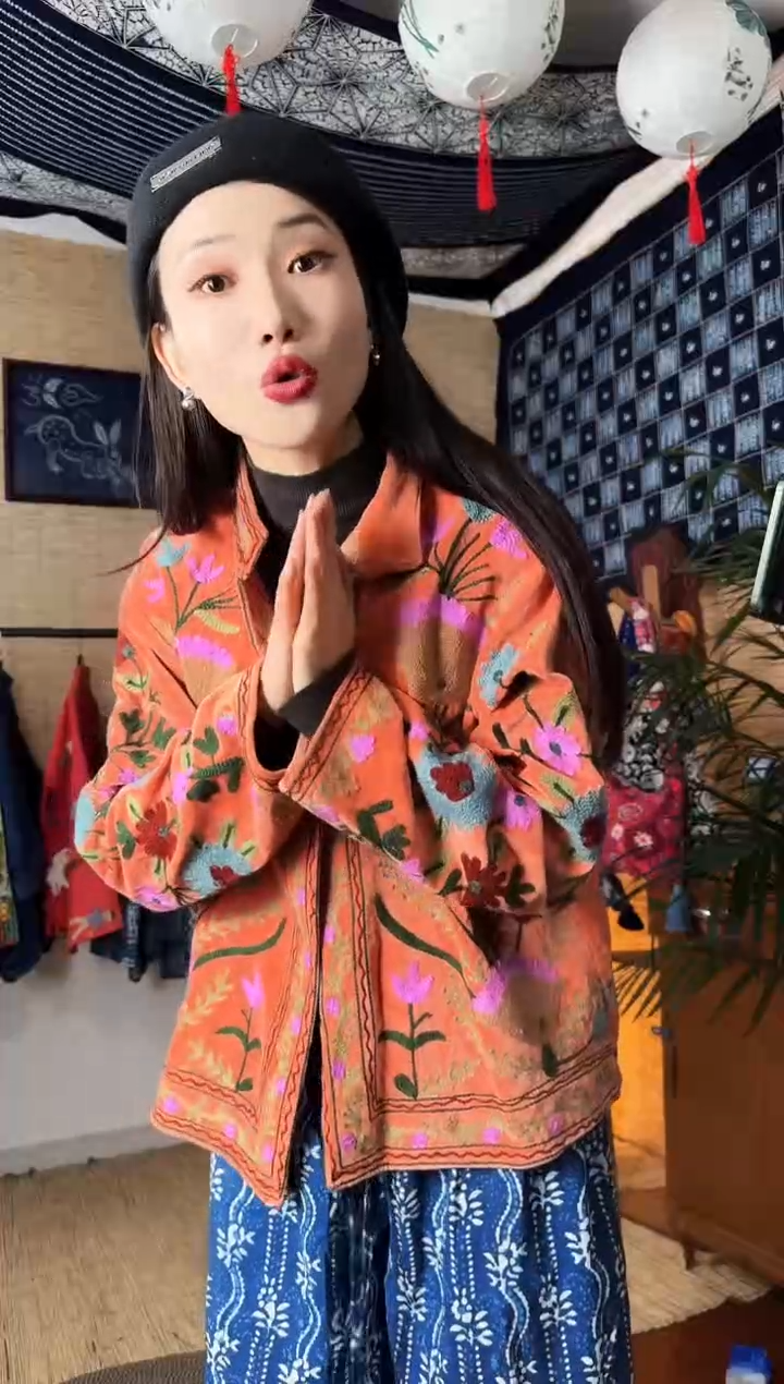 【闪购商品】设计师款红天鹅绒刺绣外套