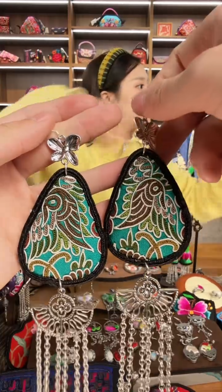 【闪购商品】织绣91蒙阿苏苗绣传承