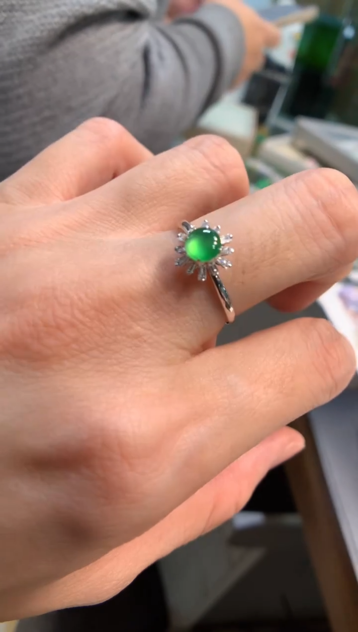 18K金镶嵌戒指翡翠戒指