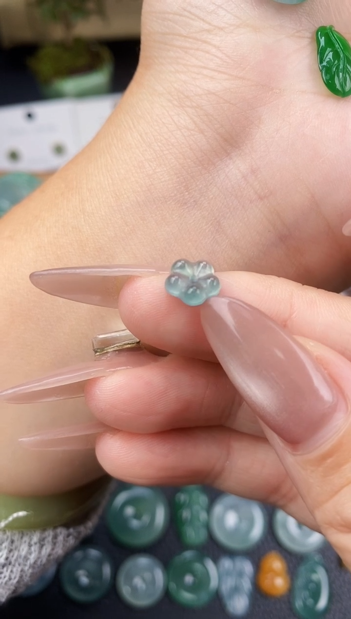 翡翠未镶嵌颈饰小花