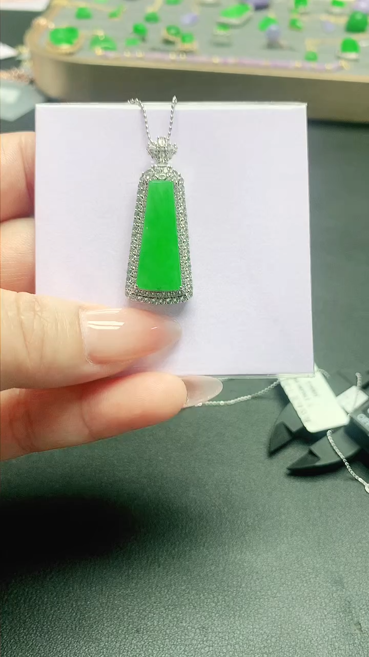 【闪购商品】翡翠颈饰18K金镶嵌证书 礼盒