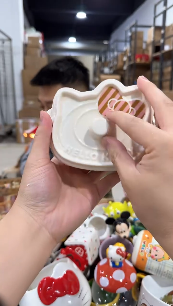 瓷片白色kt猫炖盅