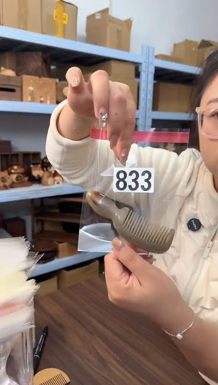 木833微瑕天然牛角便携梳子