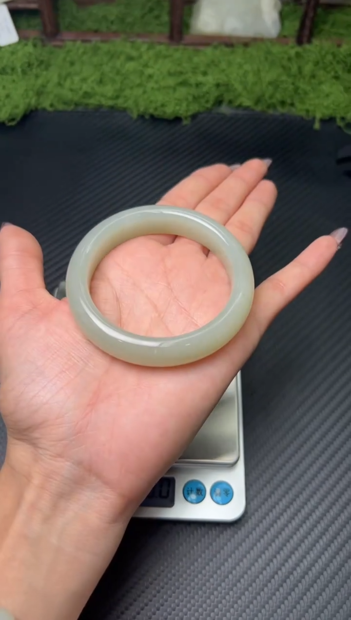 未镶嵌手镯和田玉且末微色差近矿56