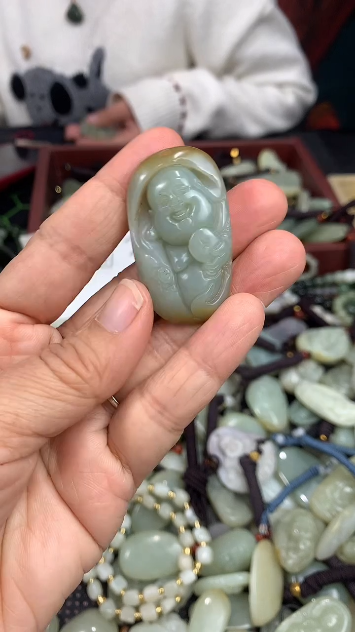 颈饰未镶嵌和田玉（多样性发一件）没有证书有瑕