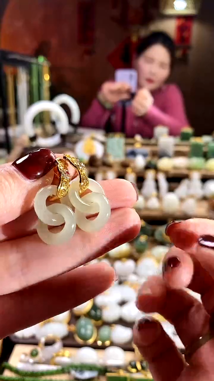 【闪购商品】和田玉耳饰银S925镶嵌。