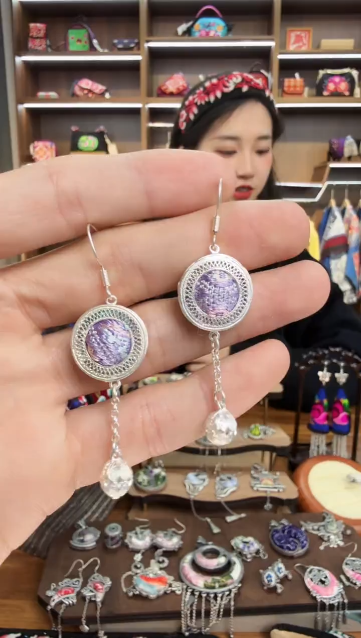【闪购商品】织绣201蒙阿苏苗绣传承