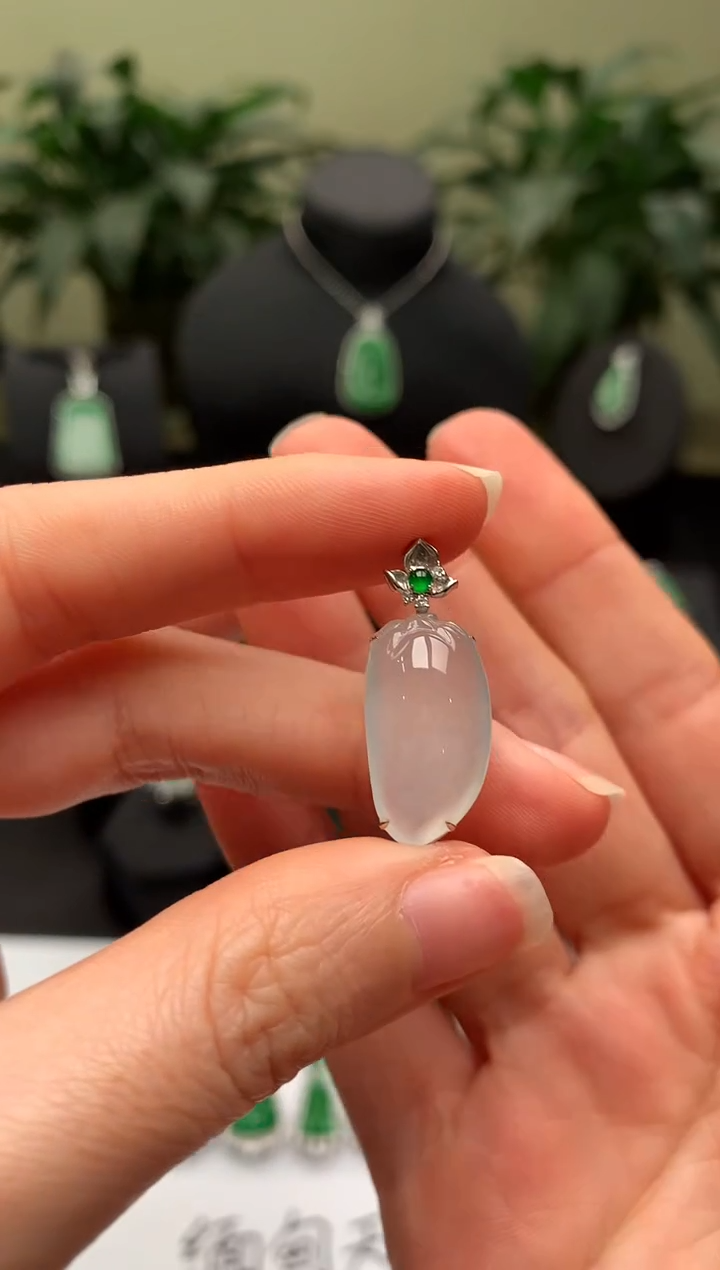 【闪购商品】翡翠颈饰18K金镶嵌福瓜