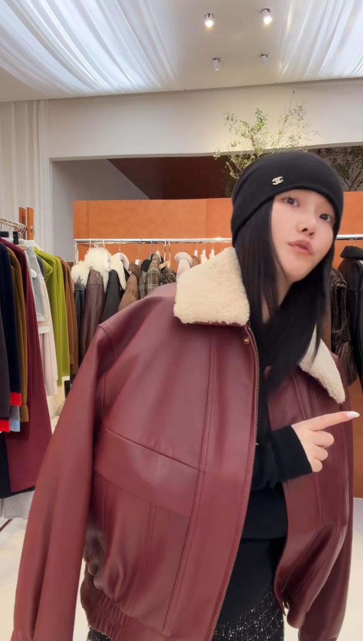 安克拉红夹棉皮衣