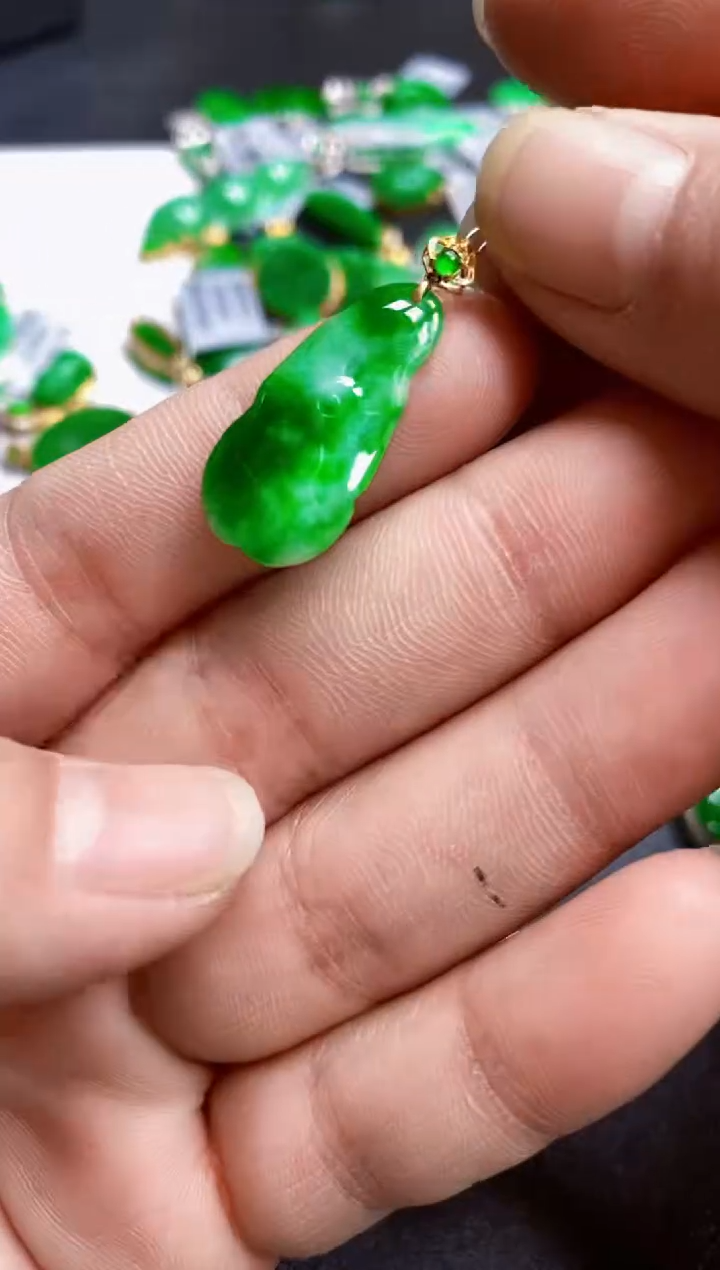 【闪购商品】翡翠颈饰18K金镶嵌荷叶