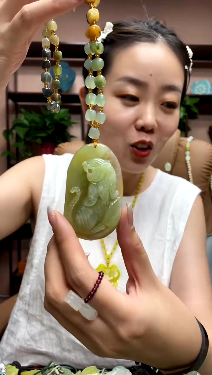 岫玉未镶嵌颈饰·