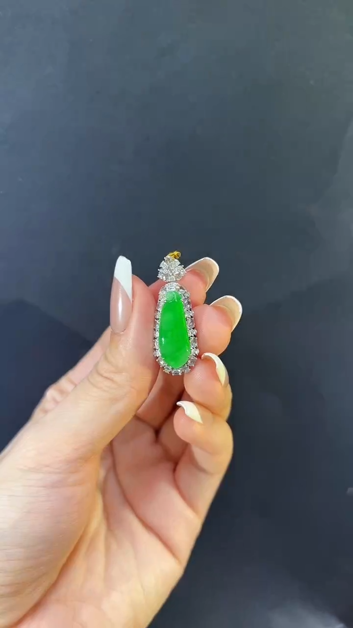 【闪购商品】翡翠吊坠(不含链)18K金镶嵌翡翠福瓜吊坠多人不退不换