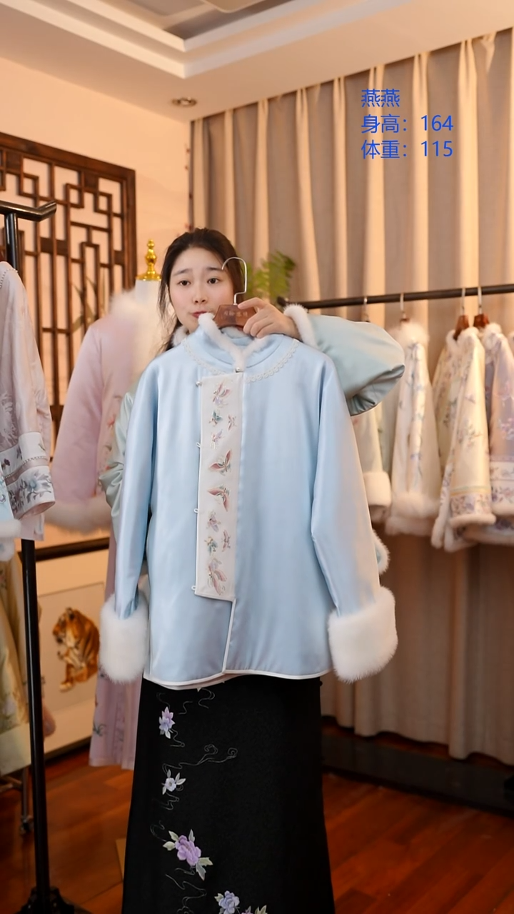 刺绣蓝色桑蚕丝冬款上衣