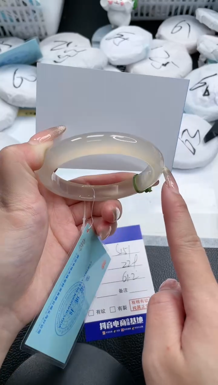 【闪购商品】石英质玉手镯未镶嵌6S151-61