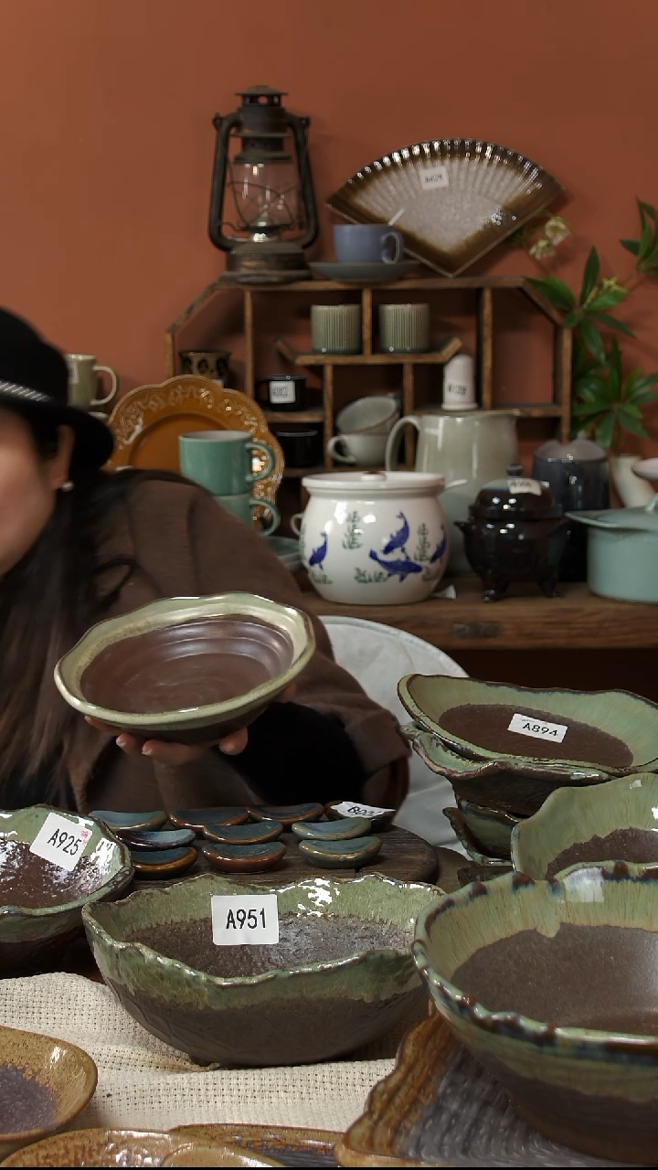 陶瓷B012  一只陶瓷红泥复古异形螺纹碗微瑕