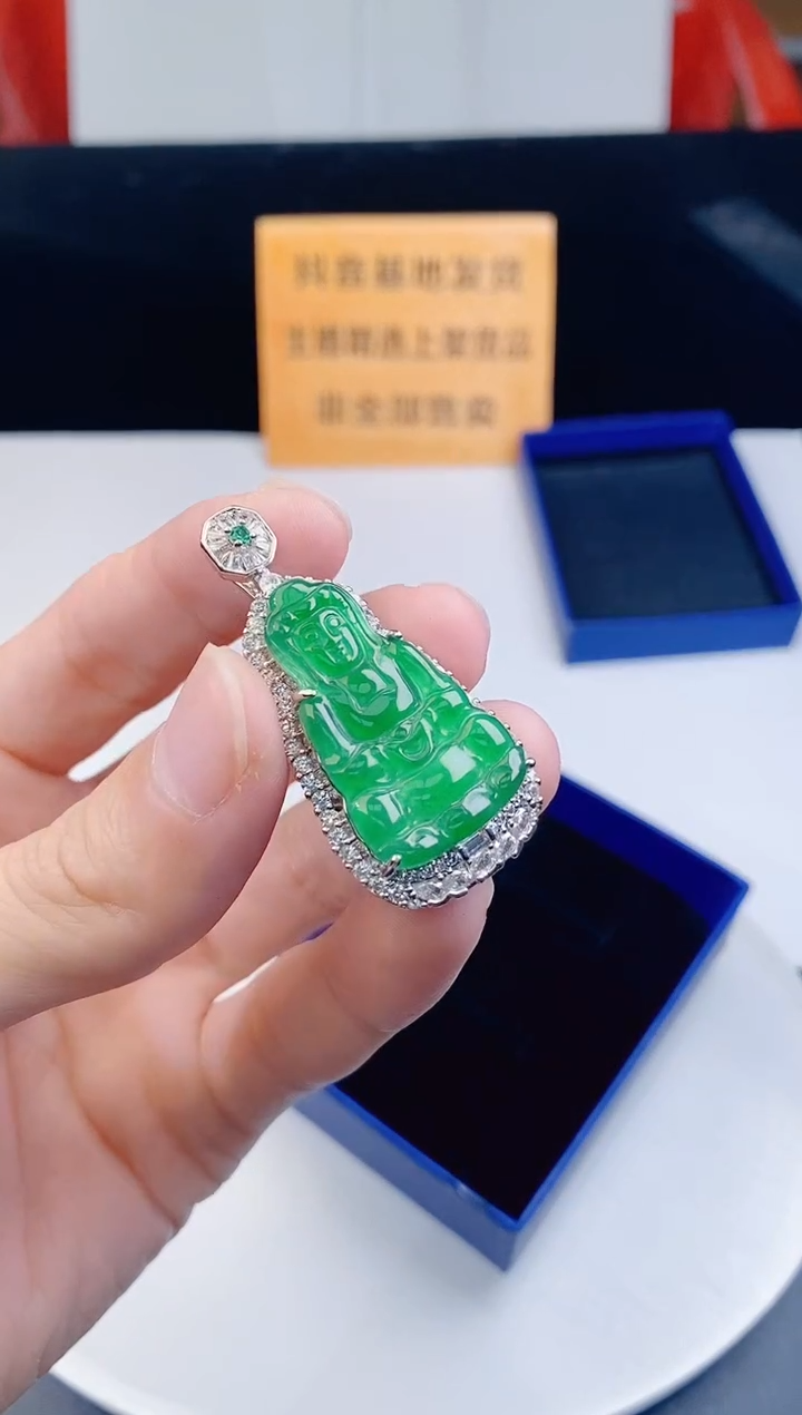 颈饰未镶嵌翡翠  