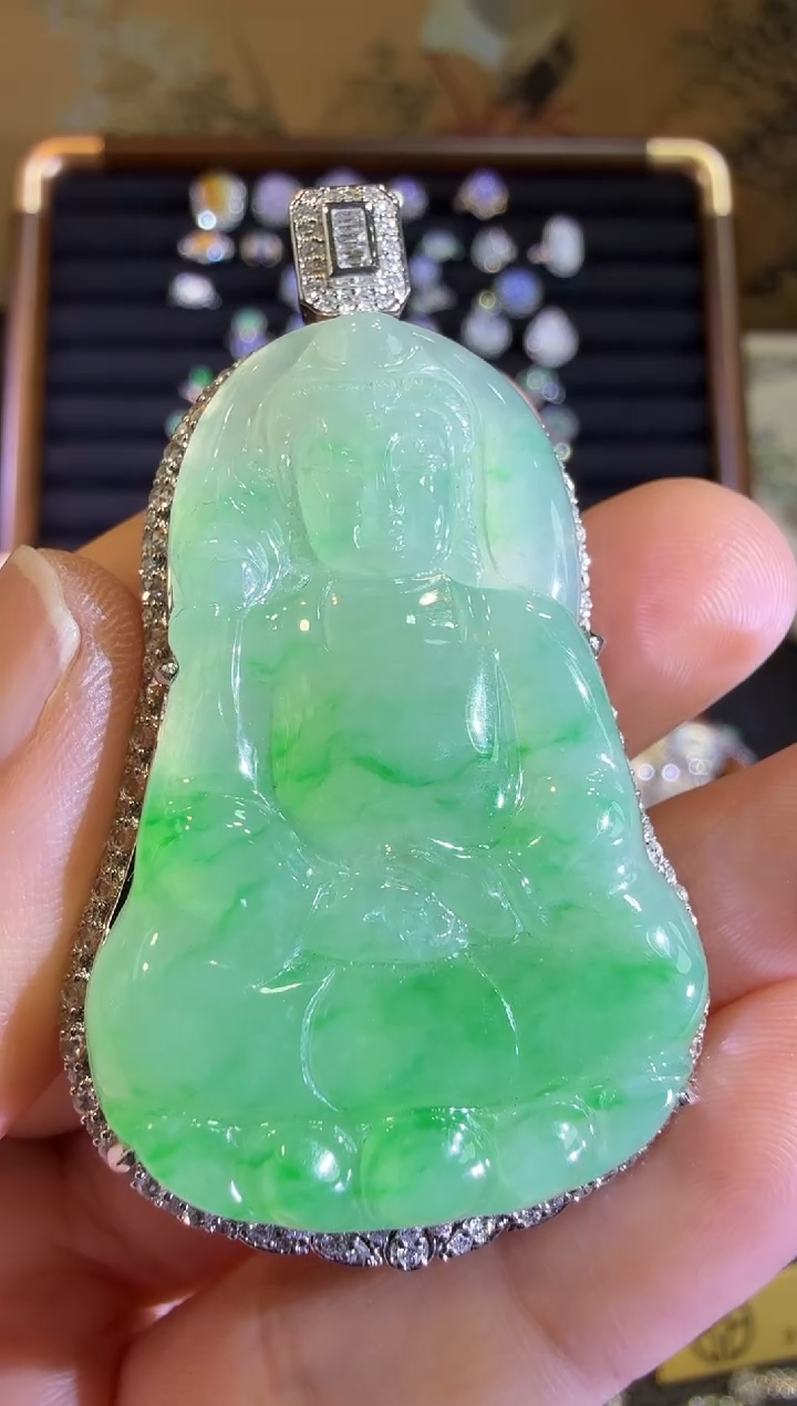 【闪购商品】翡翠吊坠(赠链)18K金镶嵌高冰紧挨满绿大观音吊坠