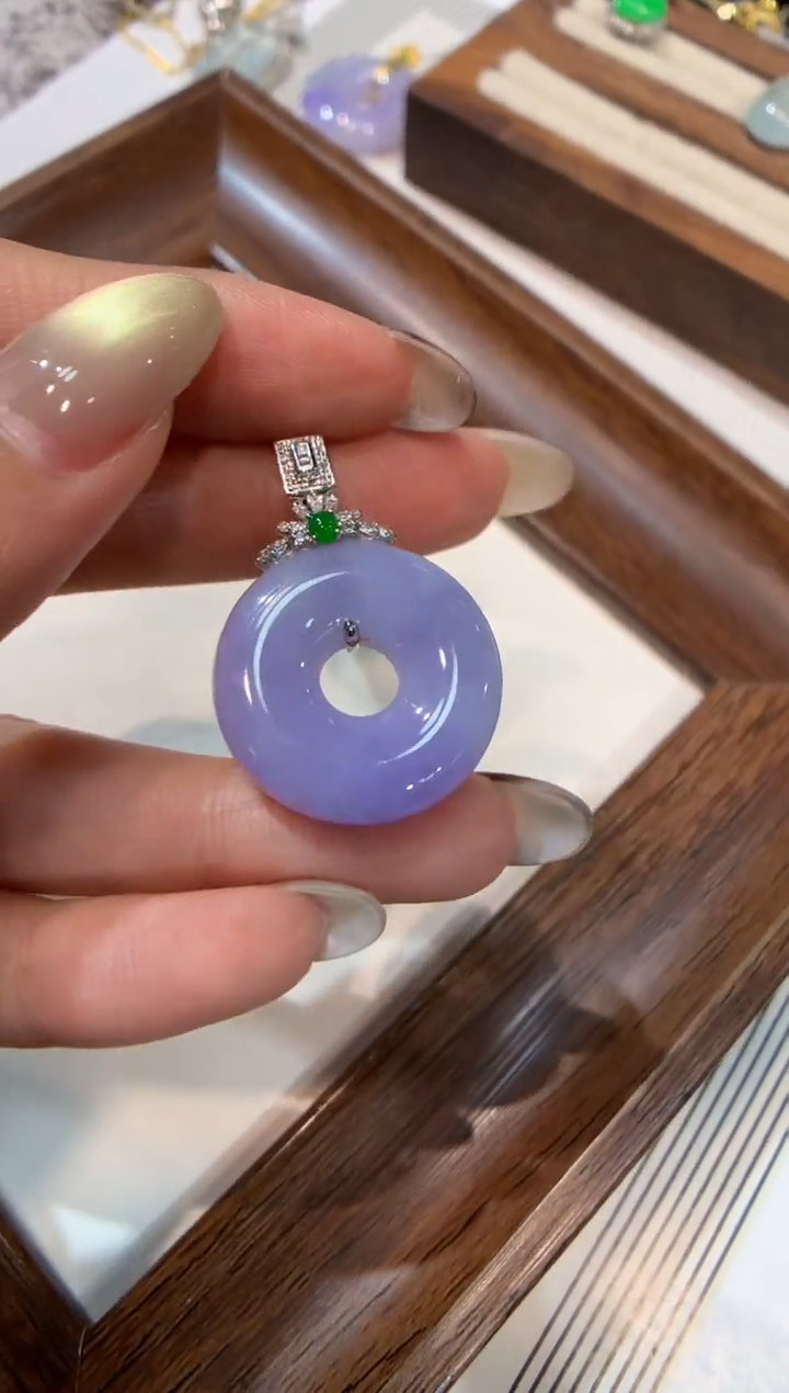 颈饰18K金镶嵌翡翠甜甜圈 