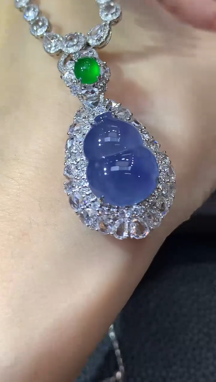 吊坠(不含链)18K金镶嵌翡翠两**?D15 紫货有一定色差