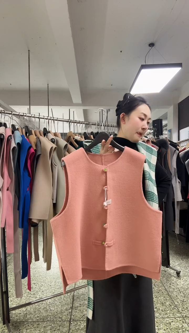 国风绿扣西柚色马甲