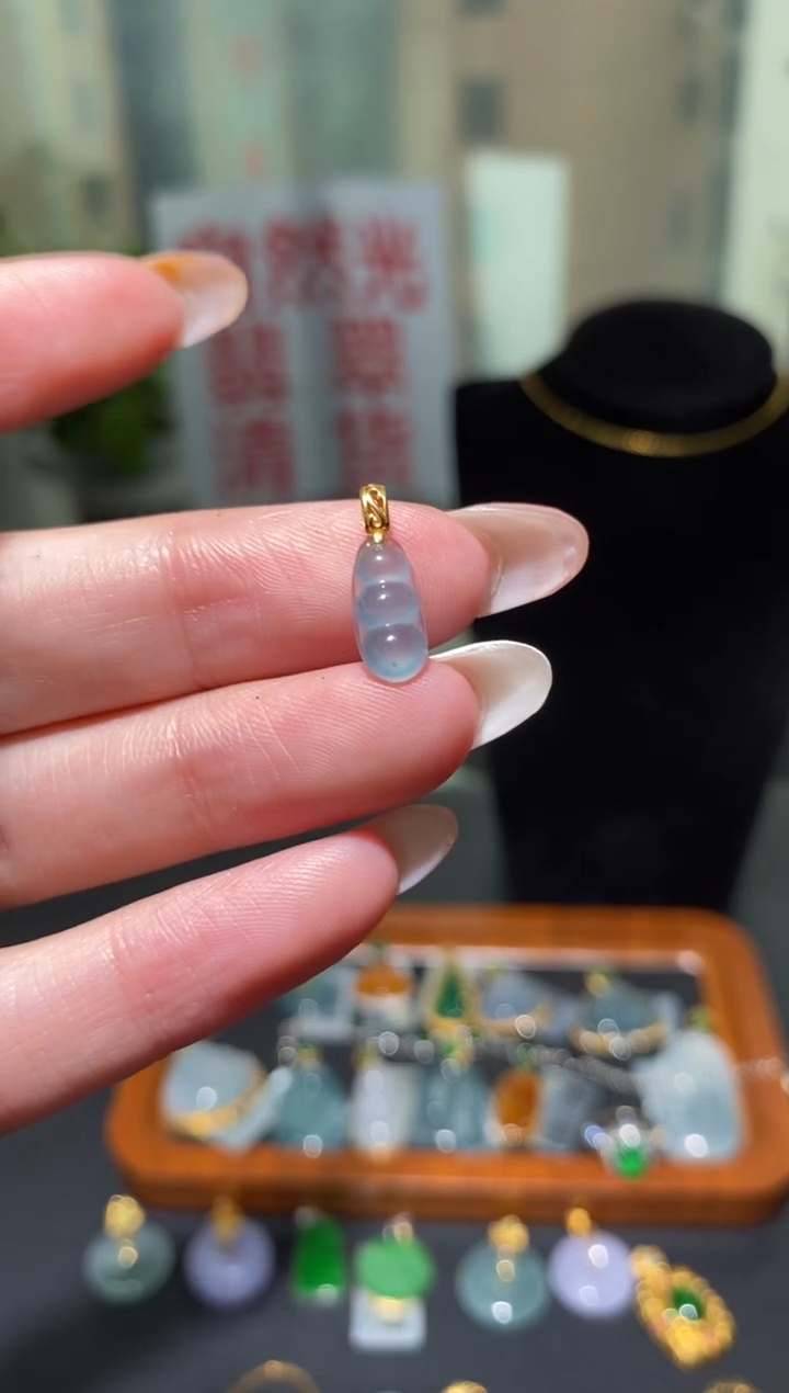 颈饰18K金镶嵌翡翠吊坠