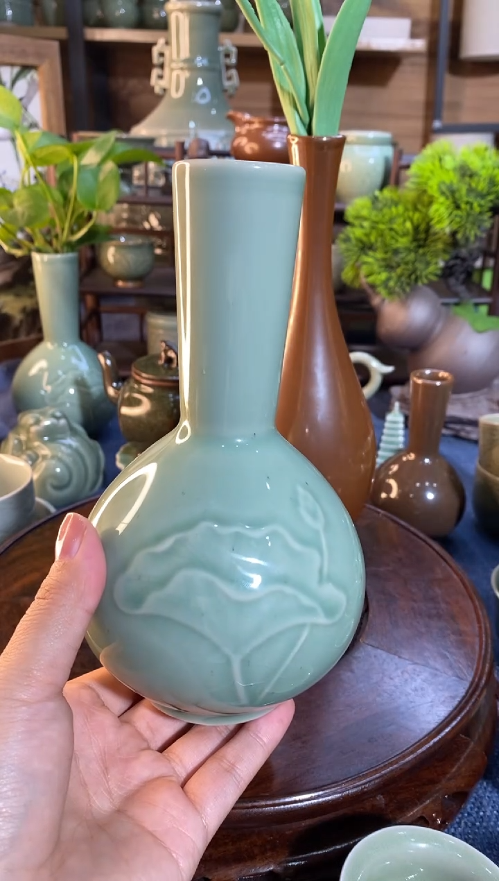 【闪购商品】100037 青釉荷花小瓶 有黑点1只