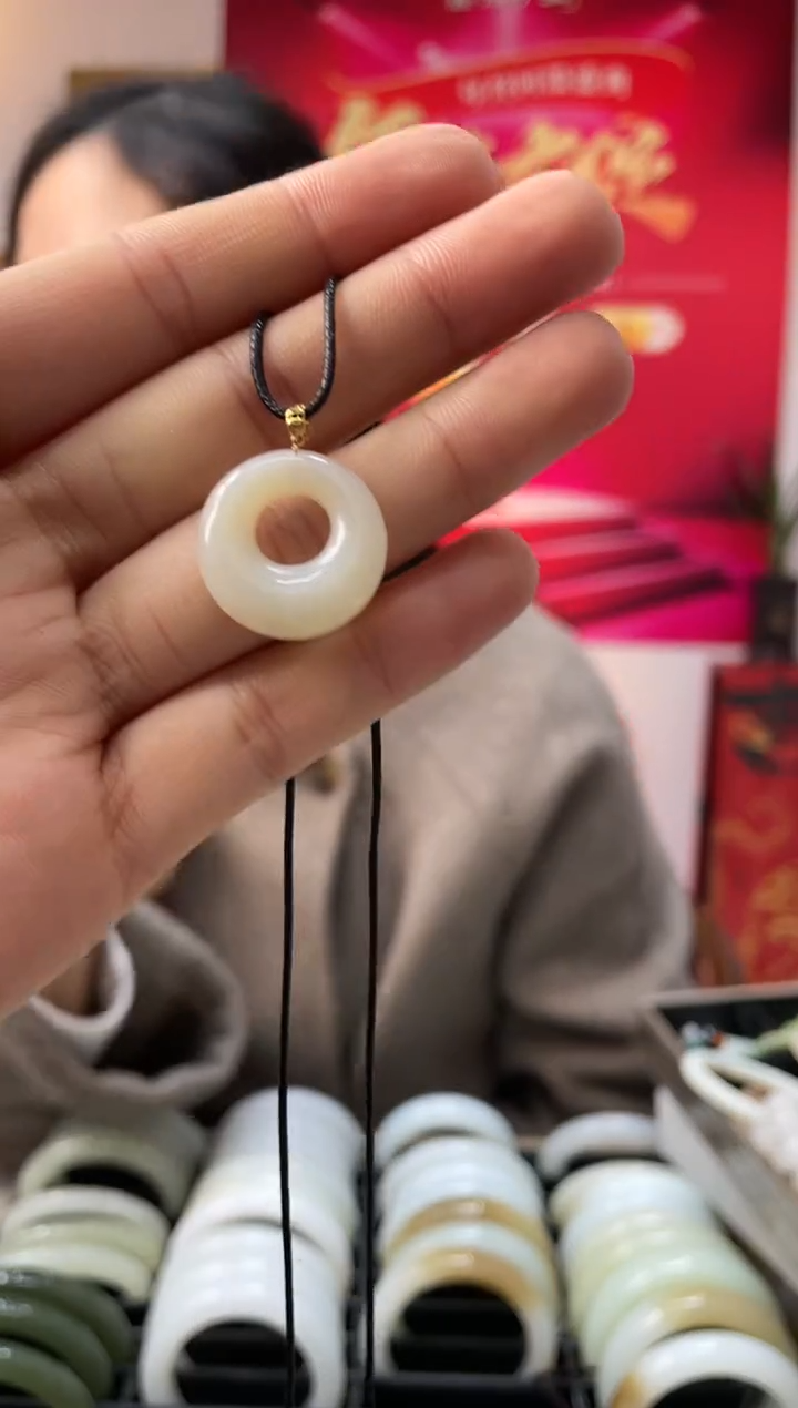 【闪购商品】和田玉颈饰18K金镶嵌甜甜圈吊坠发一件