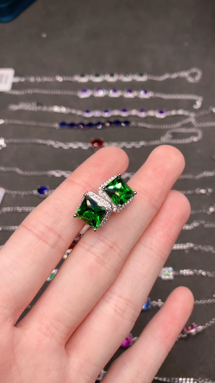 【闪购商品】透辉石耳钉银S925镶嵌......