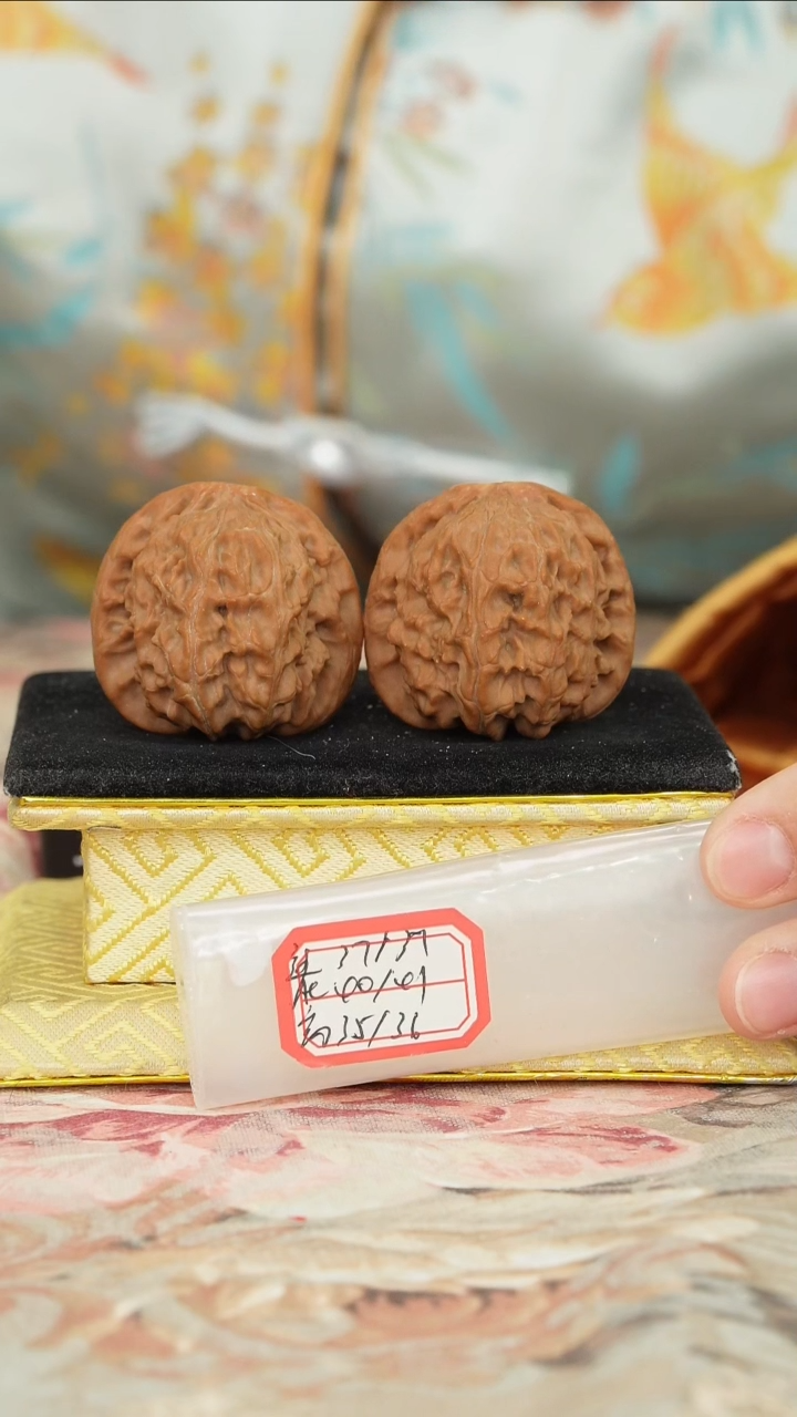 【闪购商品】文玩核桃把件白狮子有修