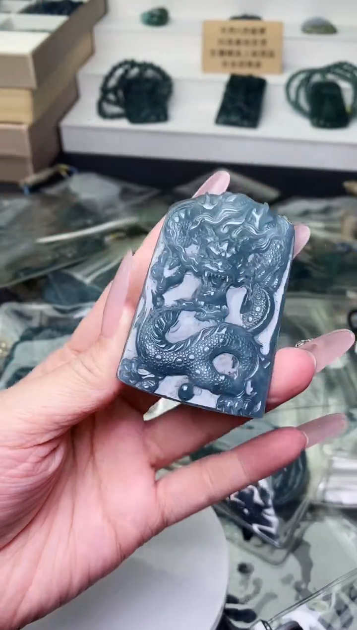 颈饰未镶嵌翡翠 