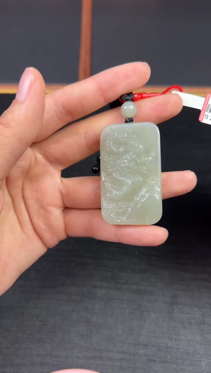 【闪购商品】和田玉吊坠(赠链)未镶嵌且末微色差近矿