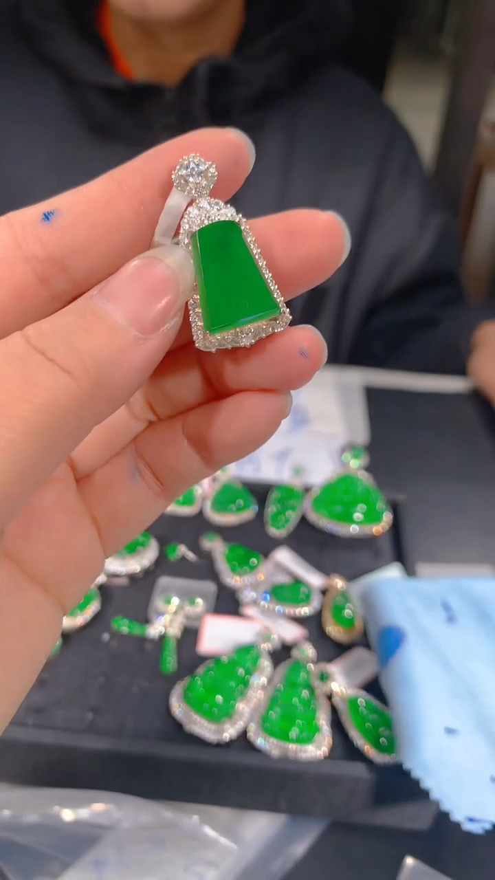 【闪购商品】定制翡翠未镶嵌70定制翡翠，多样性发货（发其一）