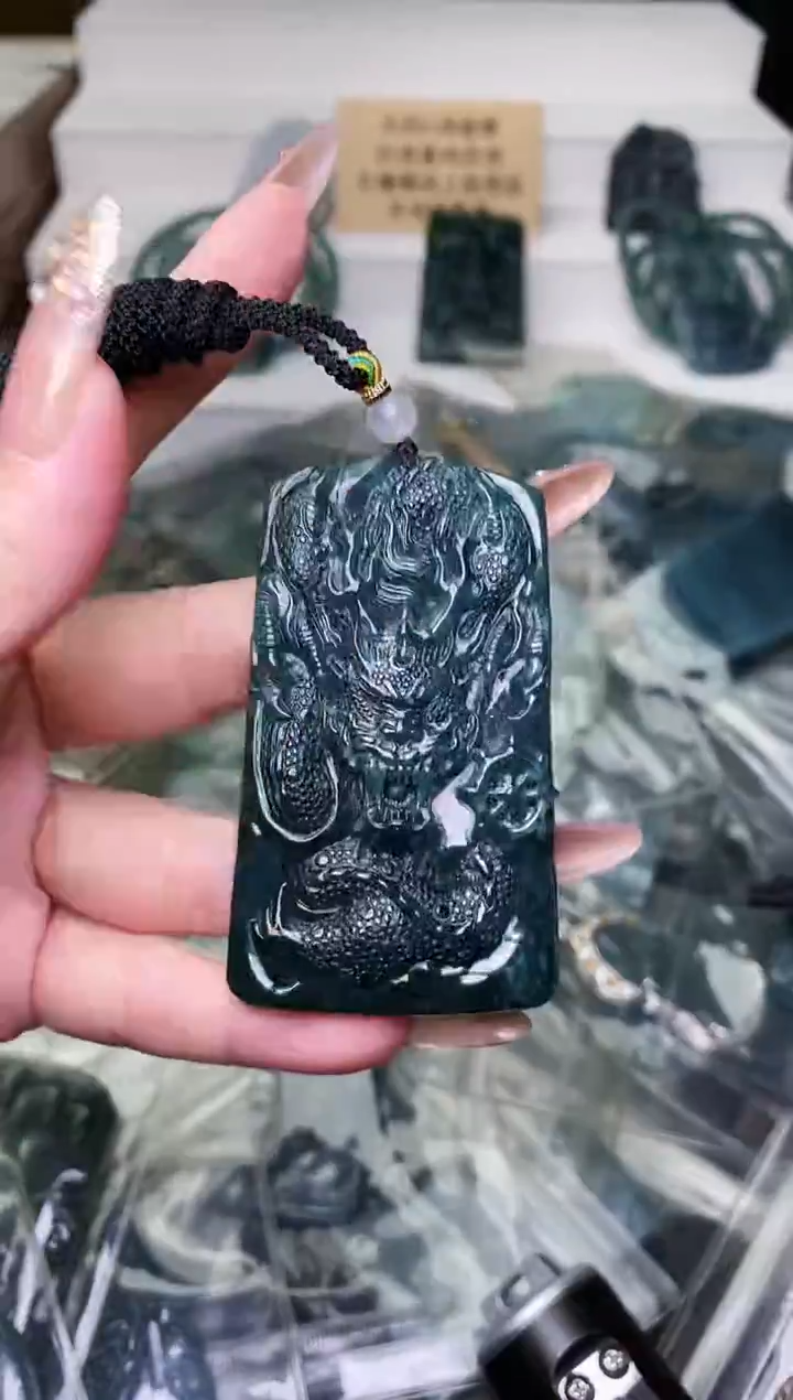 颈饰未镶嵌翡翠 