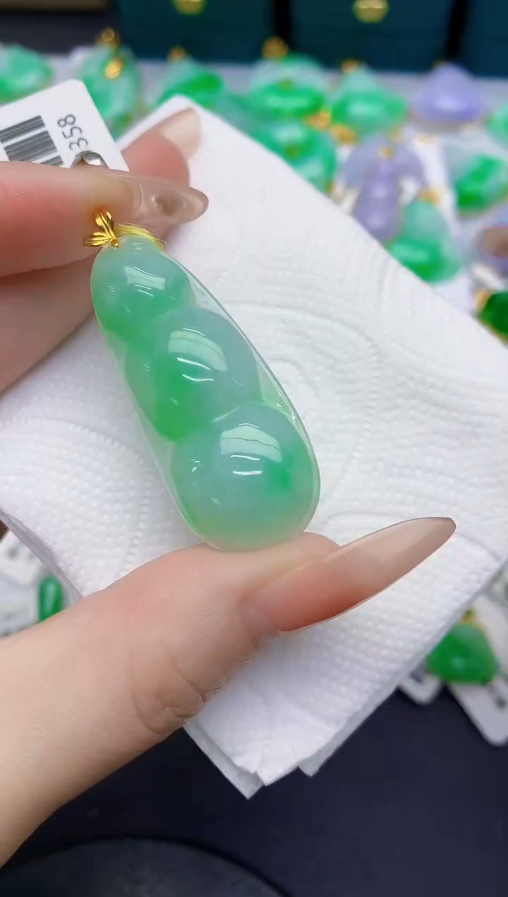 颈饰18K金镶嵌翡翠缅甸天然翡翠A货