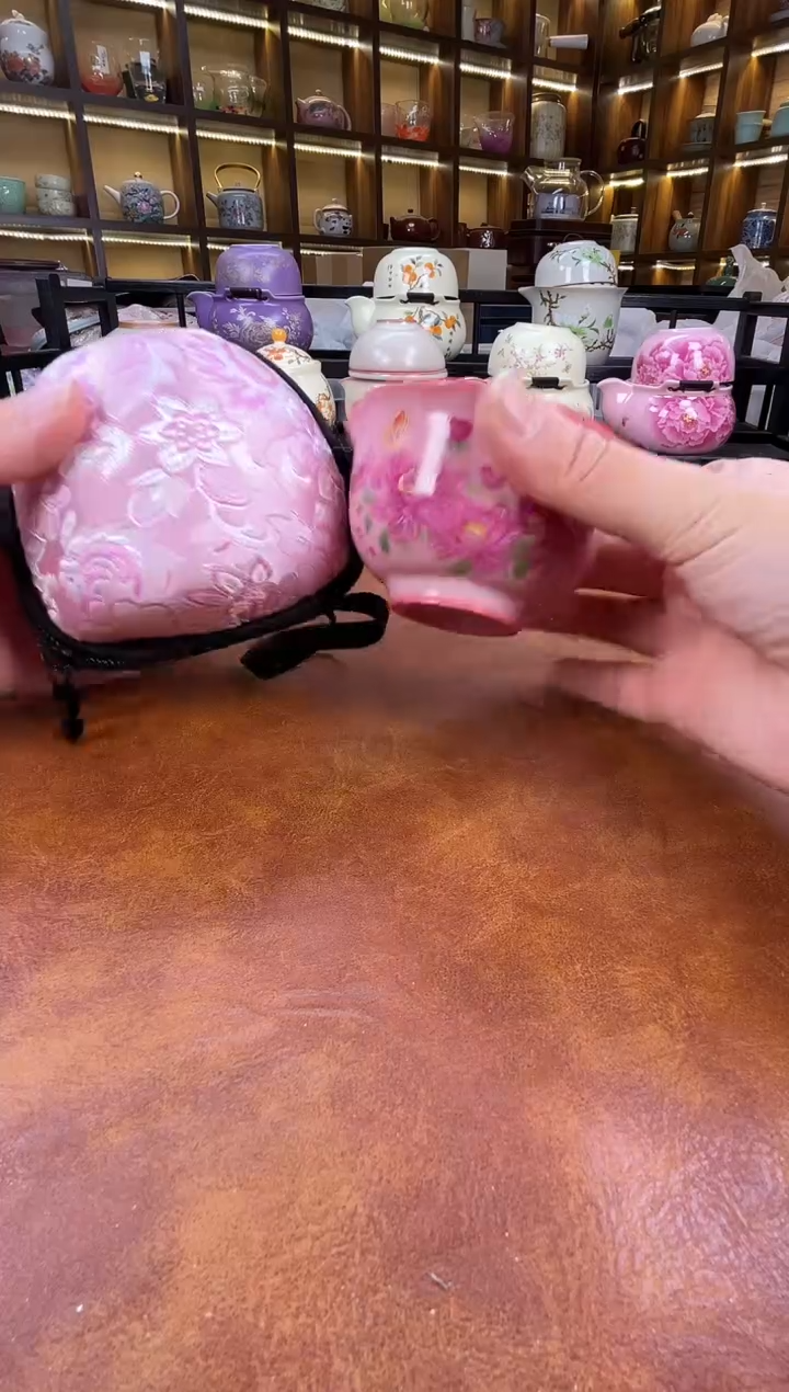 .粉色猪油冻主人杯带刺绣包