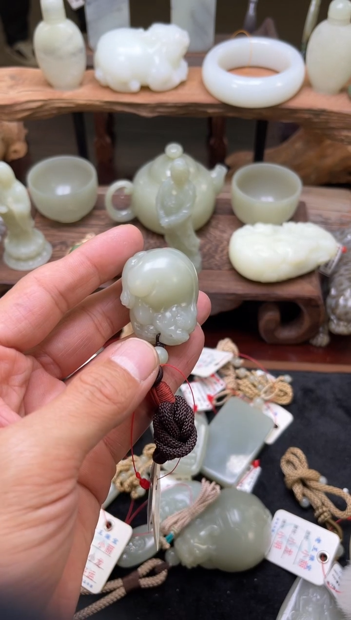 【闪购商品】和田玉手把未镶嵌且末青白 貔貅 80849