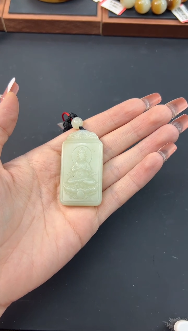 【闪购商品】和田玉吊坠(赠链)未镶嵌且末微色差迪克兰吊坠