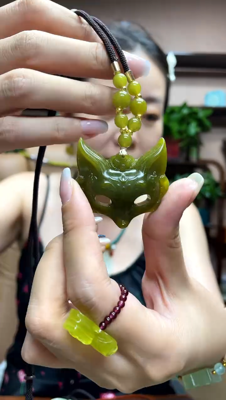 岫玉未镶嵌颈饰·