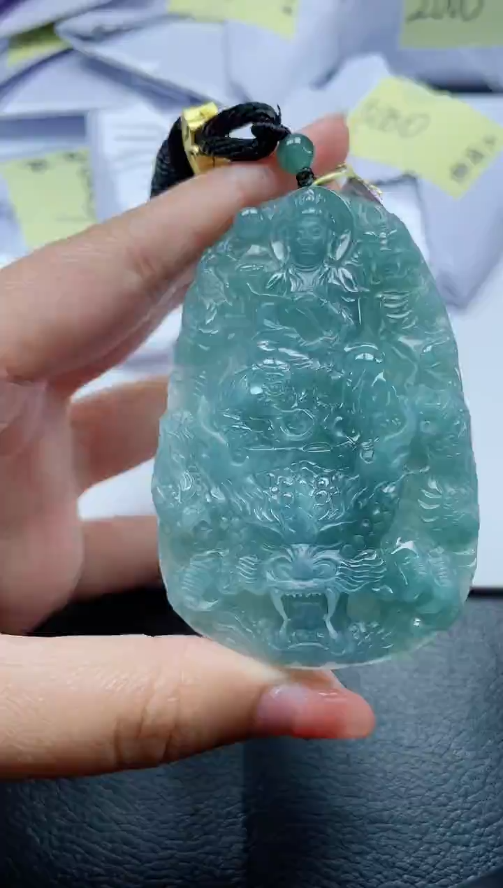 翡翠未镶嵌颈饰