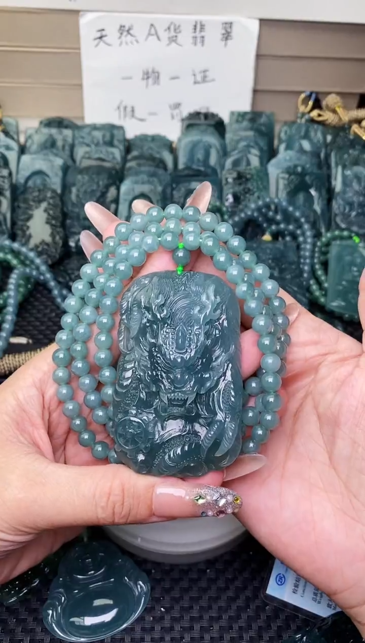 颈饰未镶嵌翡翠 