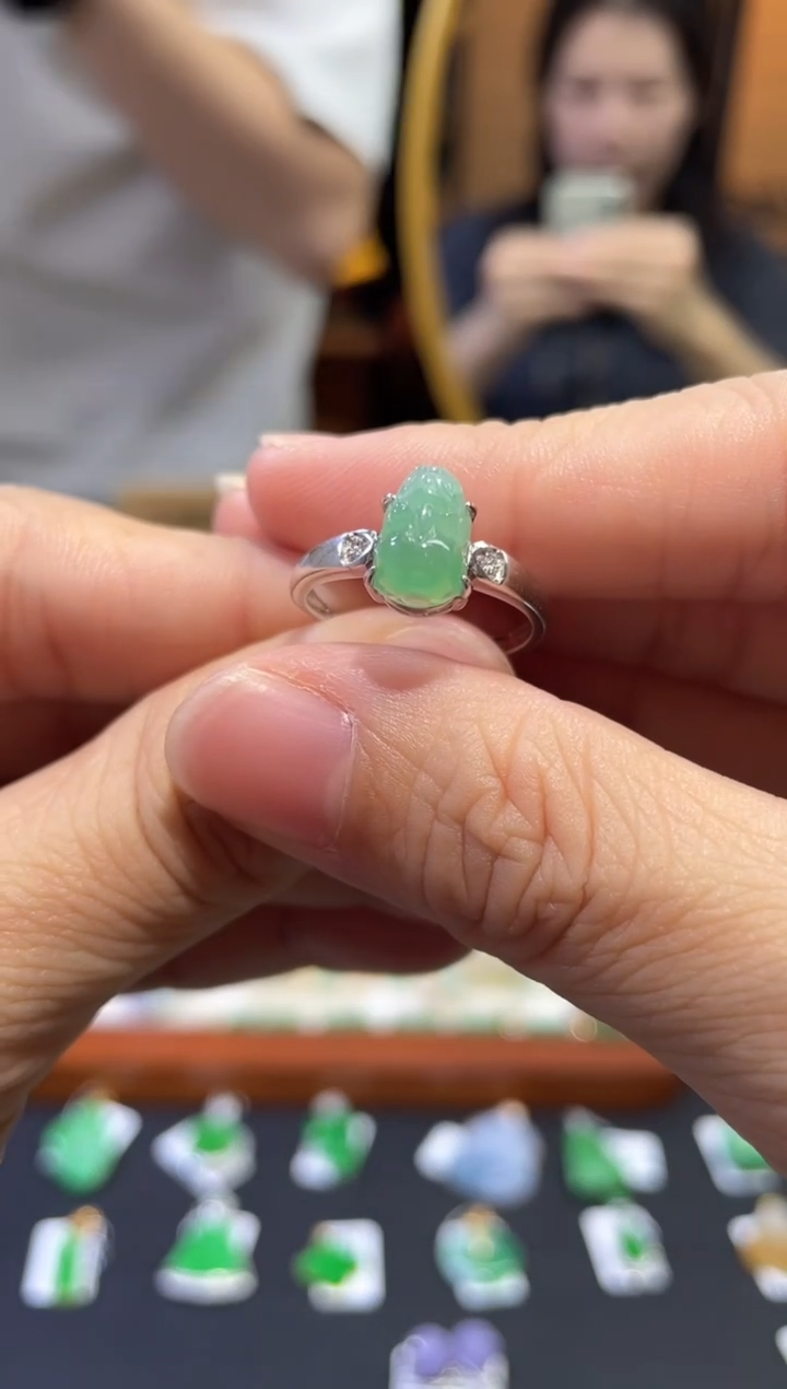 颈饰未镶嵌翡翠戒指