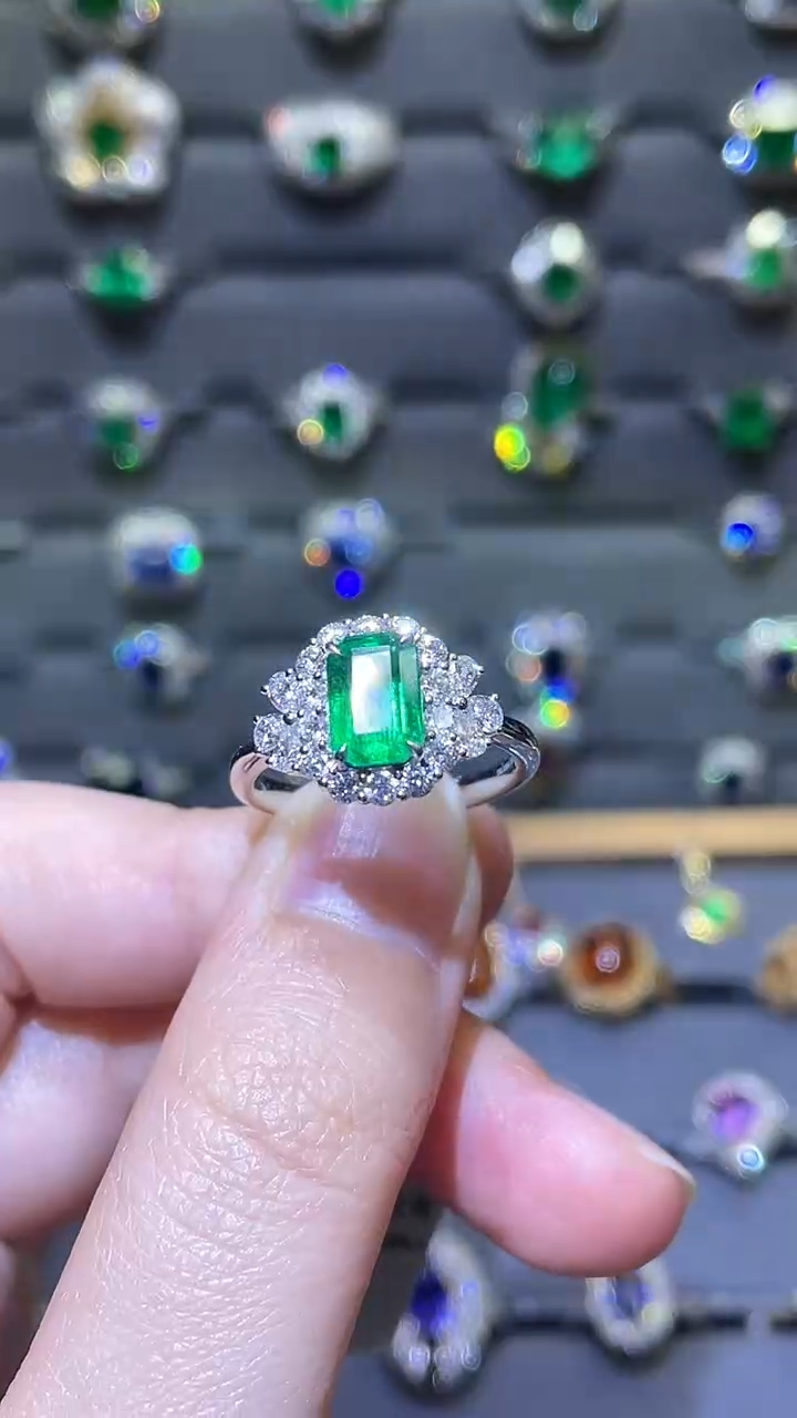 祖母绿戒指18K金镶嵌1.35ct