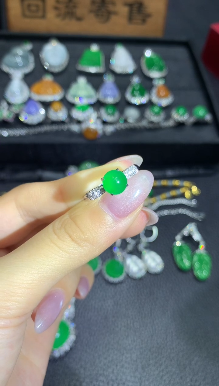 18K金镶嵌戒指翡翠8团购