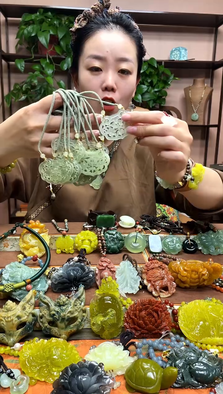 未镶嵌岫玉吊坠多样性发货发其中之一