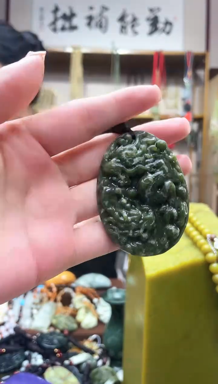 未镶嵌岫玉吊坠··