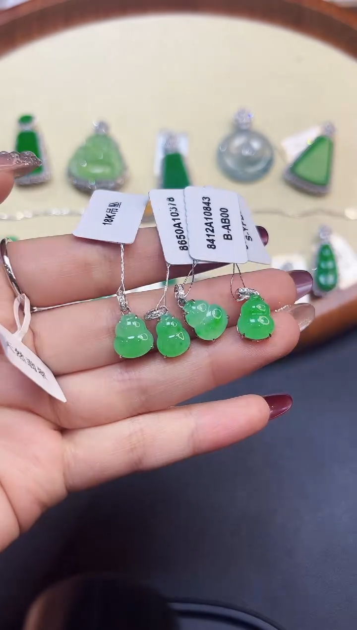 【闪购商品】翡翠吊坠(不含链)18K金镶嵌1386多样性发其一