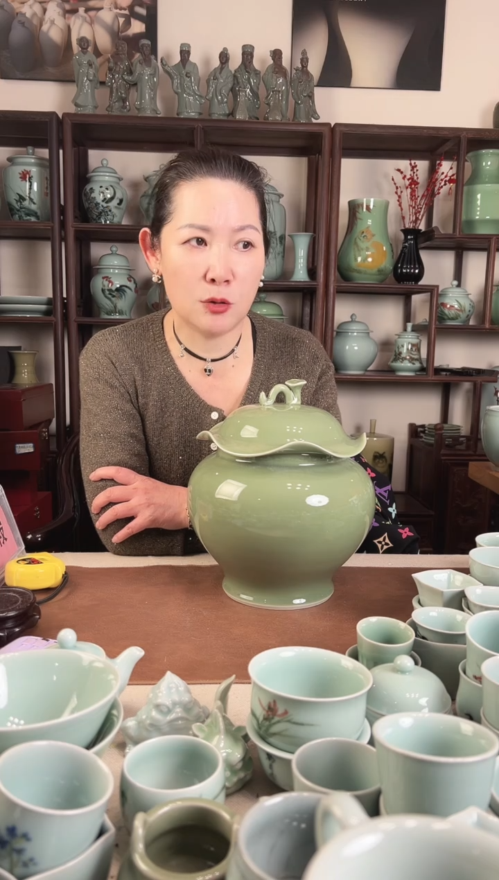 纯手工 豆青釉 如意荷叶盖罐L